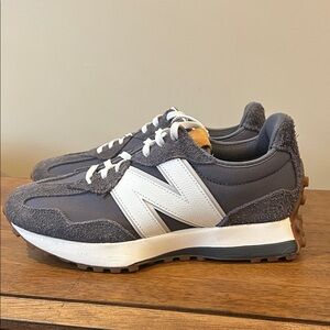 New Balance 327 Sneakers / Women Size 8.5